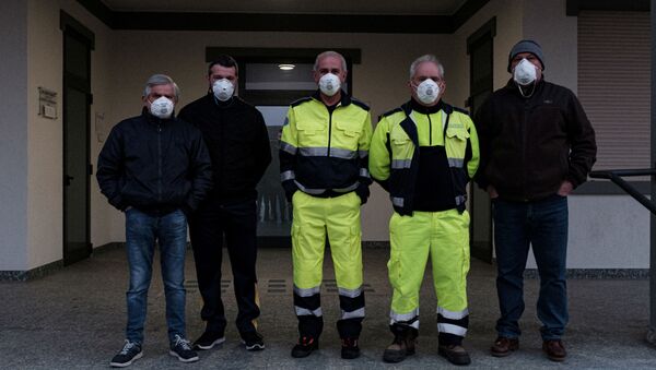 Gente en mascarillas durante brote del coronavirus en Italia - Sputnik Mundo