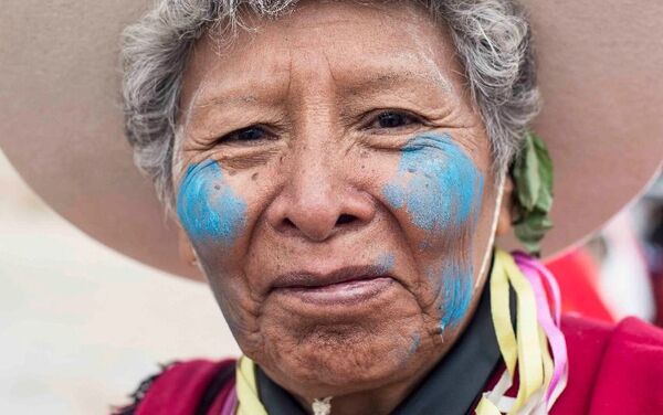 Habitante de Tilcara con el rostro pintado para el Carnaval en Argentina. - Sputnik Mundo