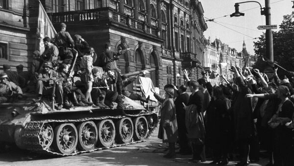 Los residentes de Praga saludan a las tropas soviéticas (1945) - Sputnik Mundo