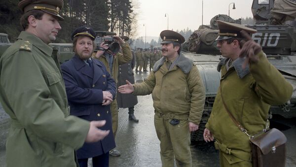La retirada de las tropas soviéticas de Checoslovaquia en 1990 - Sputnik Mundo