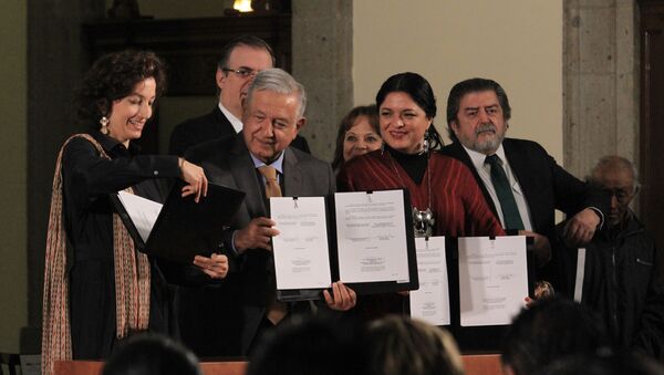 El presidente de México, Andrés Manuel López Obrador, y la directora general de la Unesco, Audrey Azoulay - Sputnik Mundo