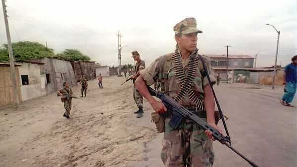 Soldados peruanos patrullan una ciudad cerca de la frontera con Ecuador, 1995 (imagen referencial) - Sputnik Mundo