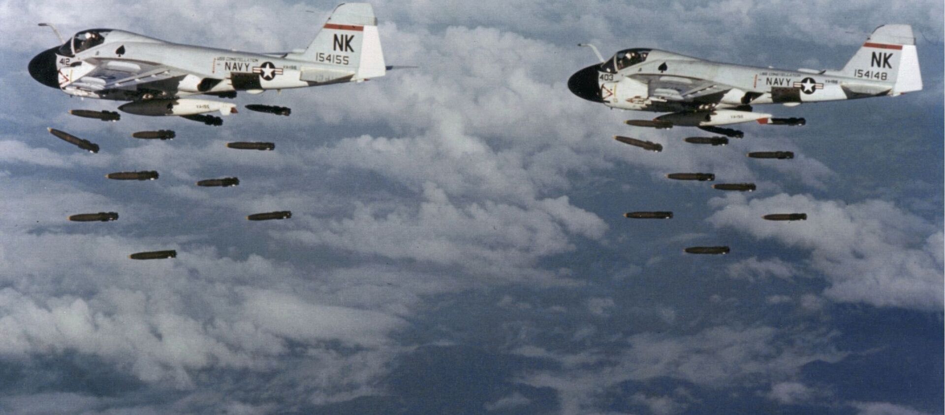 Dos bombarderos Grumman A-6A Intruder lanzan bombas contra Vietnam - Sputnik Mundo, 1920, 01.03.2020