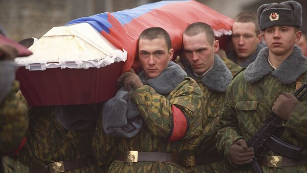 Funeral de los soldados rusos que fallecieron durante la defensa de la cumbre 776 en Chechenia - Sputnik Mundo