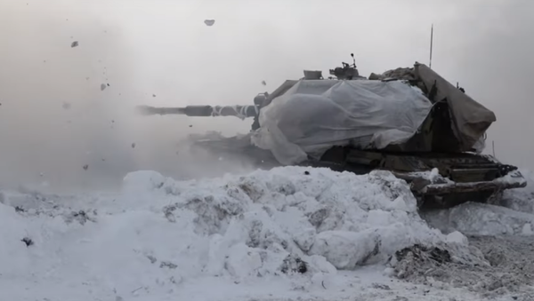 Los soldados rusos sacan a relucir los cañones de los obuses autopropulsados Мsta-S | Vídeo - Sputnik Mundo