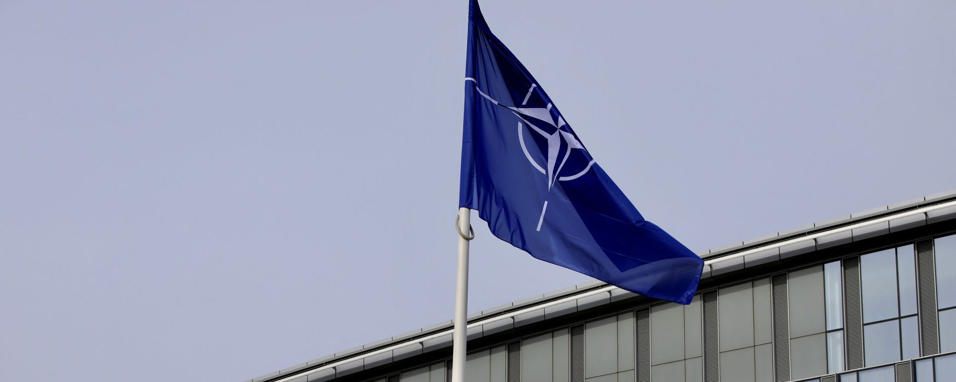 La bandera de la OTAN y de algunos de sus miembros ondean frente a la sede de la organización en Bruselas - Sputnik Mundo, 1920, 24.04.2023
