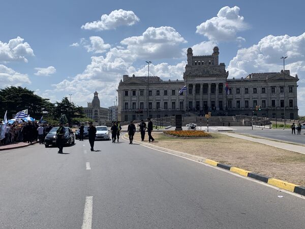 Afueras del Palacio Legislativo, minutos antes de que saliera el presidente Luis Lacalle Pou y Beatriz Argimón rumbo a Plaza Independencia - Sputnik Mundo