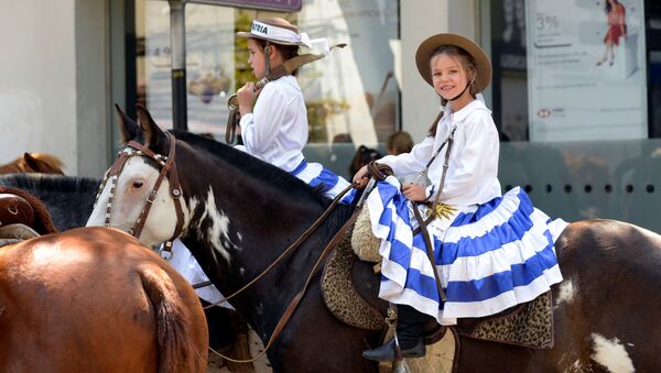 Una niña monta un caballo durante la ceremonia de juramento de Luis Lacalle Pou  - Sputnik Mundo