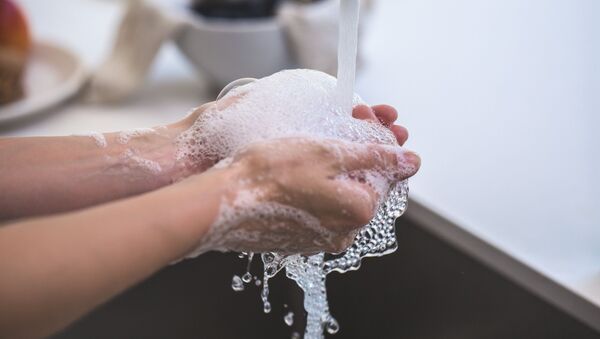 Una persona lava las manos, referencial - Sputnik Mundo