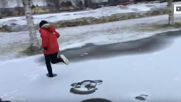 Niño atraviesa corriendo un río helado en Finlandia - Sputnik Mundo
