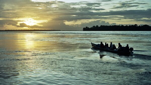 Un bote en Amazonas (imagen referencial) - Sputnik Mundo