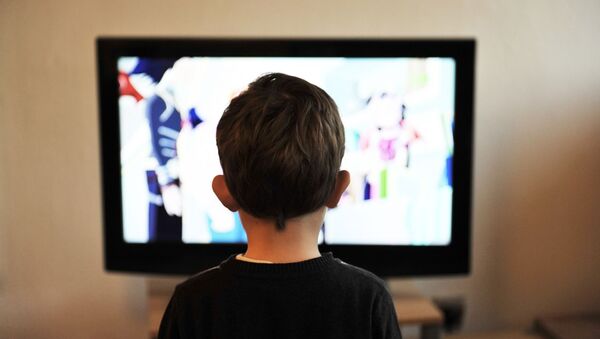 Un niño mirando una televisión. Imagen referencial - Sputnik Mundo