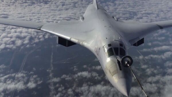Bombarderos estratégicos rusos Tu-160 repostan en vuelo - Sputnik Mundo