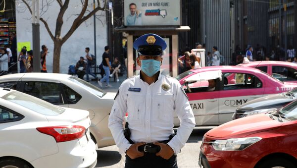 Un policía mexicano con una mascarilla - Sputnik Mundo