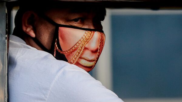 Мужчина в защитной маске, Филиппины - Sputnik Mundo