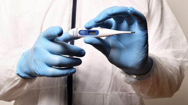 Una persona con un termómetro. Fiebre, gripe, coronavirus. Imagen referencial - Sputnik Mundo
