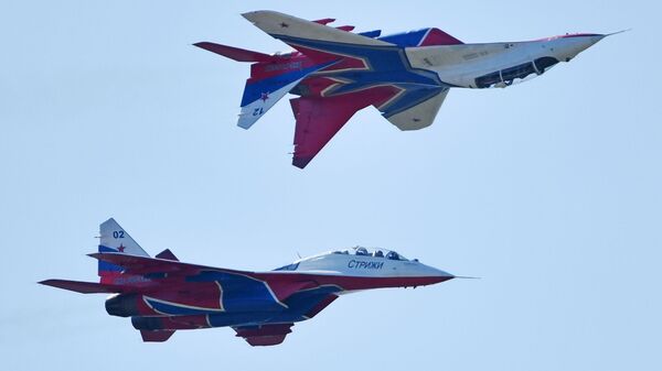 Los MiG-29 del grupo de demostración acrobática Strizhí de la Fuerza Aérea de Rusia - Sputnik Mundo