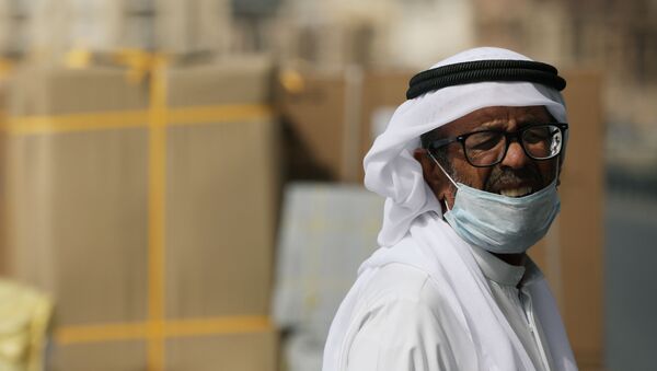 Un hombre con mascarilla en Dubái - Sputnik Mundo