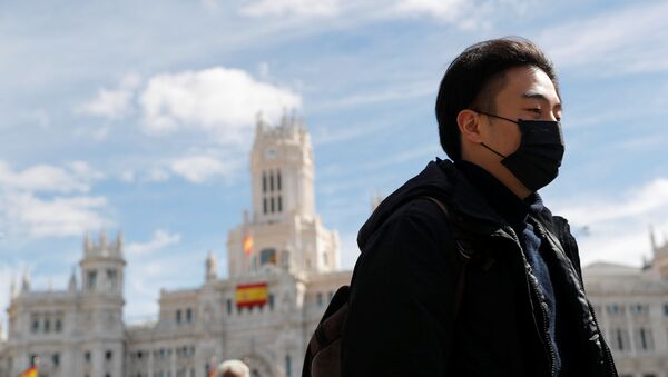 Un hombre en mascarilla en Madrid - Sputnik Mundo
