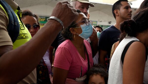 Gente en cola para comprar mascarillas en Ecuador - Sputnik Mundo