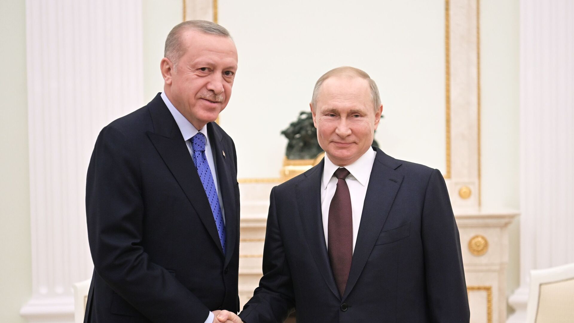 El líder turco, Recep Tayyip Erdogan, con el presidente de Rusia, Vladímir Putin - Sputnik Mundo, 1920, 02.08.2023