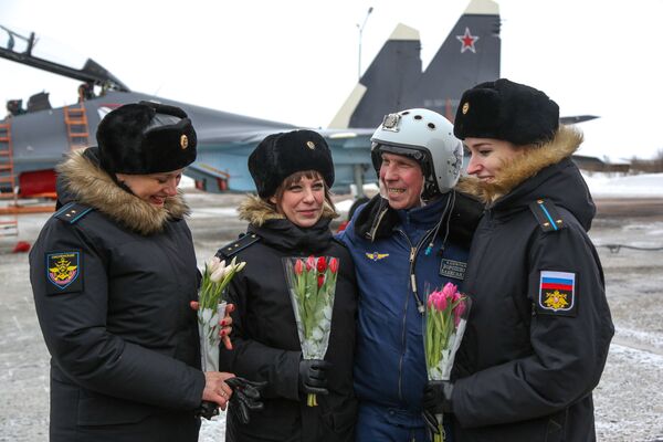 Así se preparan en Rusia para felicitar a las mujeres en su día
 - Sputnik Mundo