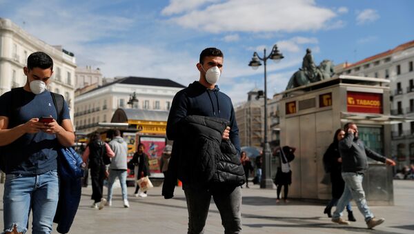 Unos hombres con mascarilla durante el brote del coronavirus en España - Sputnik Mundo