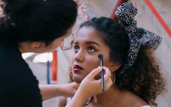 Ivette Dominguez maquillando a una joven - Sputnik Mundo