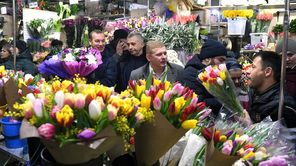 Enormes filas en una feria de flores moscovita en vísperas del día 8 de marzo - Sputnik Mundo
