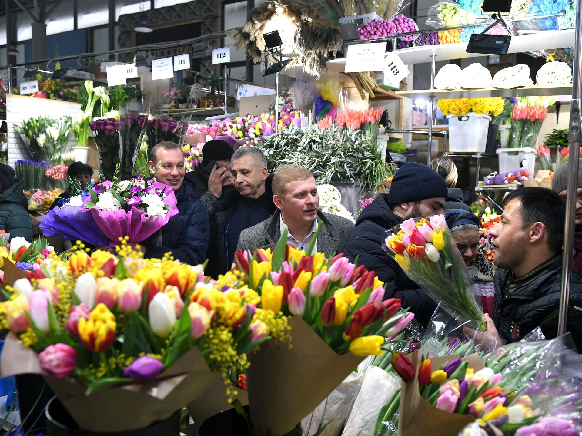 Regalar flores a una mujer en Rusia es toda una ciencia ,  Sputnik Mundo