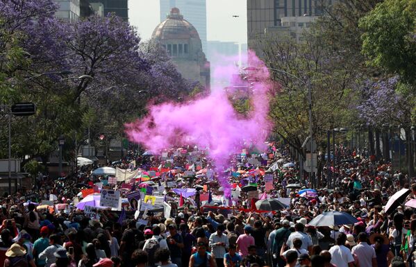 La manifestación en el Día Internacional de la Mujer en México - Sputnik Mundo