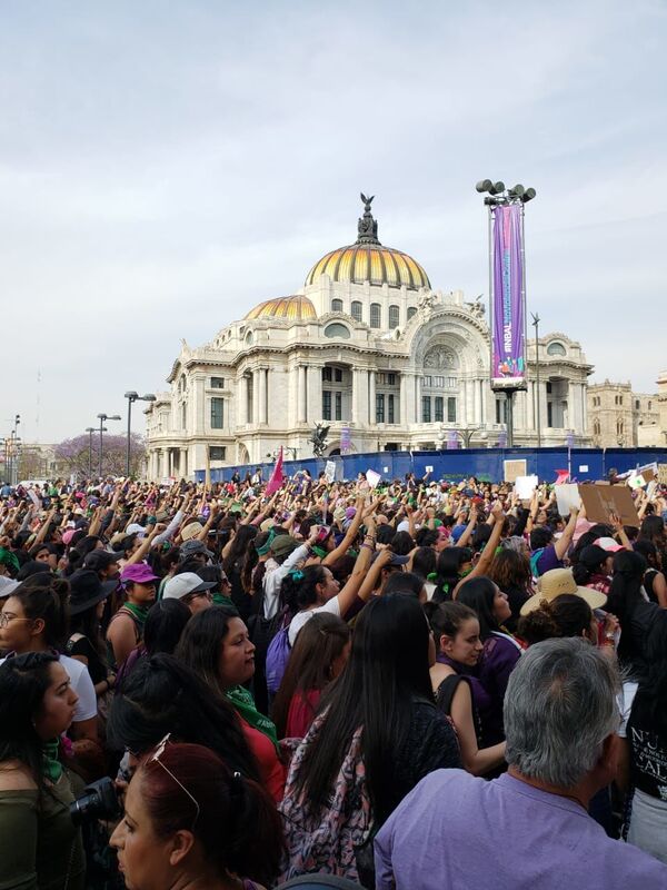 La masiva manifestación en el Día Internacional de la Mujer en México - Sputnik Mundo