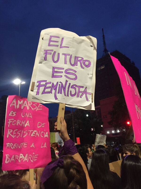 Una mujer sosteniendo una pancarta durante la marcha del 8M en Montevideo, Uruguay - Sputnik Mundo