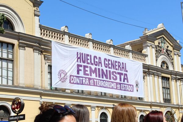 Un cartel a favor de la huelga feminista en la sede central de la Universidad de Chile - Sputnik Mundo