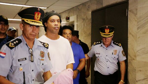 Ronaldinho Gaucho, exfutbolista brasileño detenido en Paraguay - Sputnik Mundo