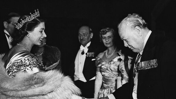 La princesa Isabel con Winston Churchill - Sputnik Mundo