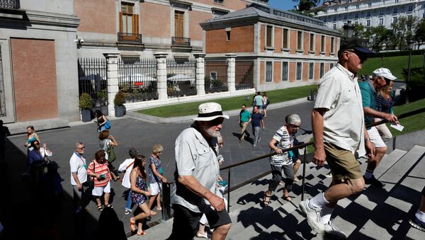 Turistas cerca del Museo de Prado en Madrid - Sputnik Mundo