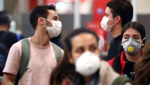 Unos jóvenes con mascarillas durante el brote de coronavirus en España - Sputnik Mundo