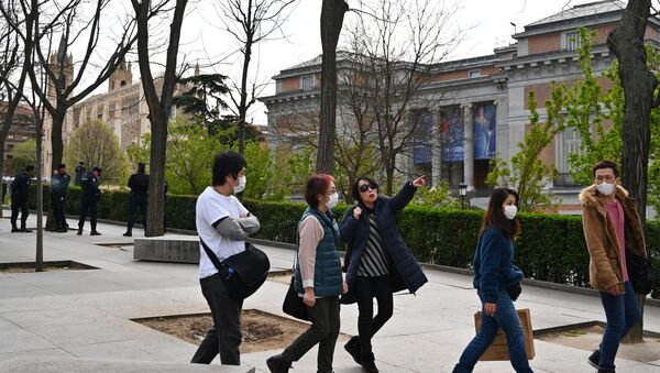Turistas con mascarilla cerca del Museo del Prado (Madrid) - Sputnik Mundo