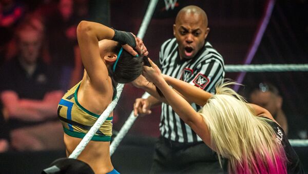 Alexa Bliss contra Bayley durante un show de la WWE (archivo) - Sputnik Mundo