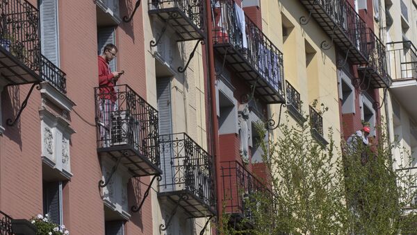 Vecinos de Madrid asomados a sus balcones en plena cuarentena - Sputnik Mundo