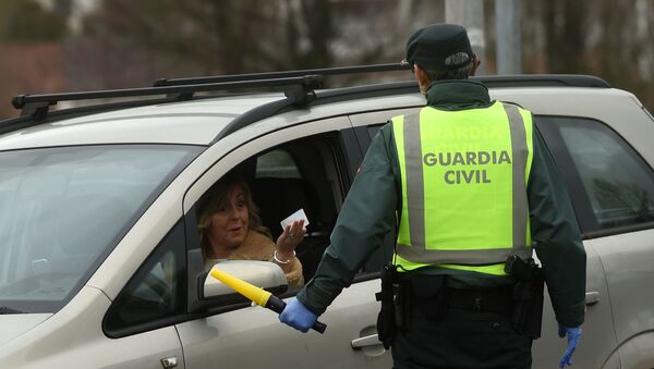 Guardia Civil explica a una mujer que no puede cruzar la frontera desde Francia en el País Vasco - Sputnik Mundo