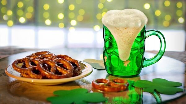 Cerveza y pretzels típicos de la celebración de San Patricio. Imagen referencial - Sputnik Mundo