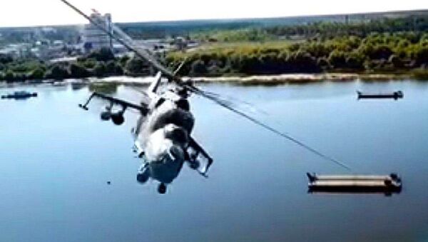 Un dron capta en vídeo cómo un helicóptero casi choca contra él en pleno vuelo - Sputnik Mundo