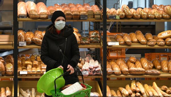 Una mujer con mascarilla en un supermercado en Moscú - Sputnik Mundo