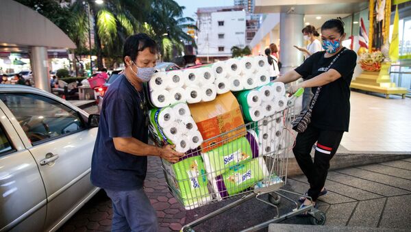 Dos compradores de papel higiénico en Bangkok (Tailandia) - Sputnik Mundo