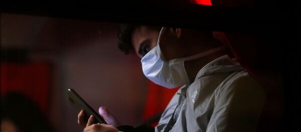 Un chico en mascarilla (imagen referencial) Un chico en mascarilla (imagen referencial) - Sputnik Mundo