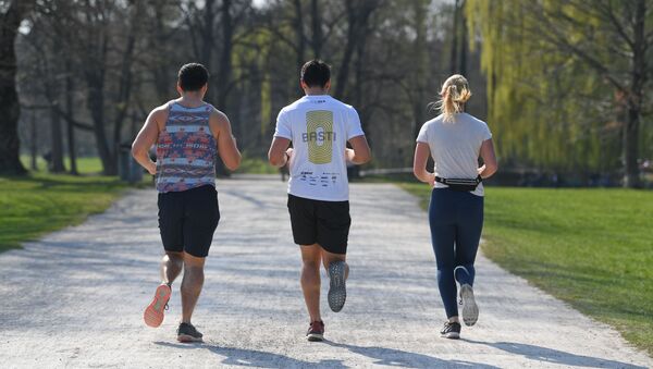 Tres personas corriendo en el Jardín Inglés de Múnich, Alemania - Sputnik Mundo