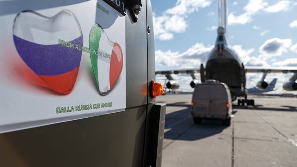 La bandera de Rusia e Italia en forma de corazones en un automóvil con equipos médicos - Sputnik Mundo
