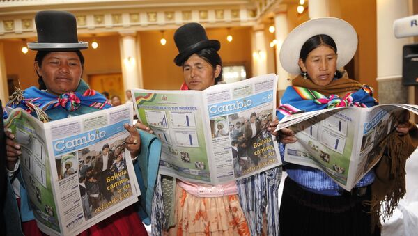 Mujeres bolivianas leyendo periódicos  - Sputnik Mundo